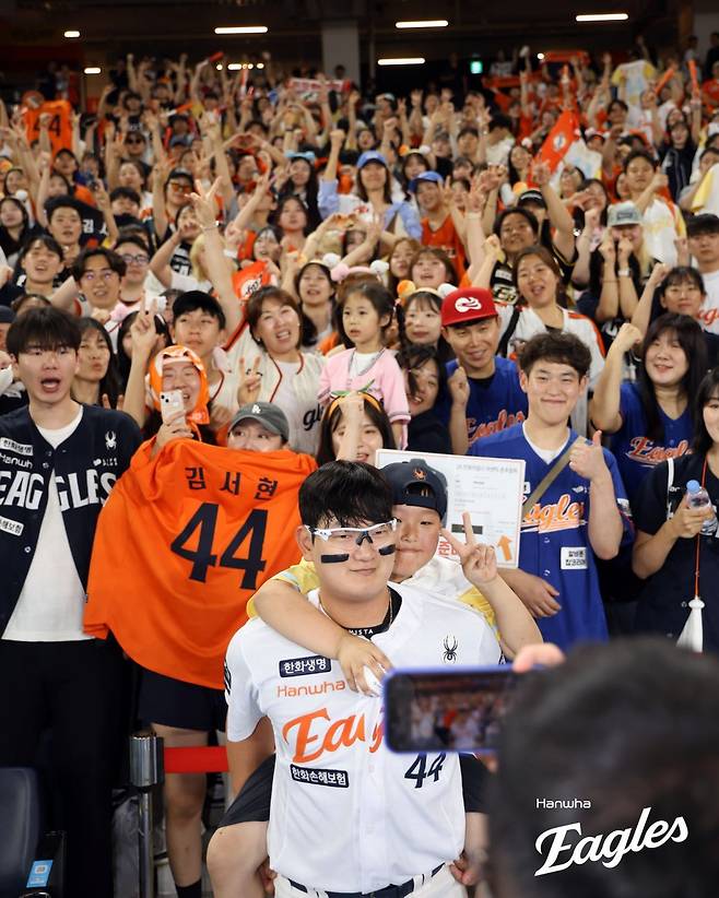 한화 김서현이 홈 경기를 마친 후 대전 한화생명볼파크 1루 측 단상에 올라 팬들과 함께 사진을 찍고 있다. 김서현은 23일에 발표된 ‘2025 신한 SOL 뱅크 KBO 올스타전’ 베스트12 나눔 올스타 마무리투수로 선정됐다. 팬 투표 1위를 차지한 김서현은 “힘 좀 쓰겠다”며 올스타전에서도 강속구를 던지겠다는 의사를 밝혔다. 사진제공|한화 이글스
