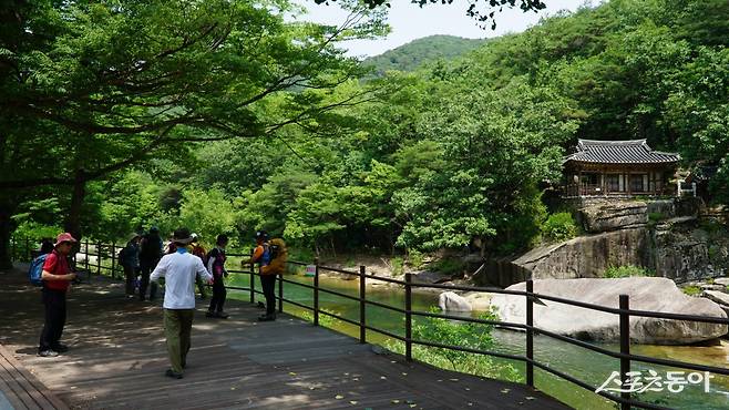 괴산 계곡 중 가장 유명하고 인기 높은 화양구곡의 제 4곡인 금사담. 물길 건너 바위 위에 있는 정자는 우암 송시열이 세운 암서재다              괴산｜김재범 기자 oldfield@donga.com