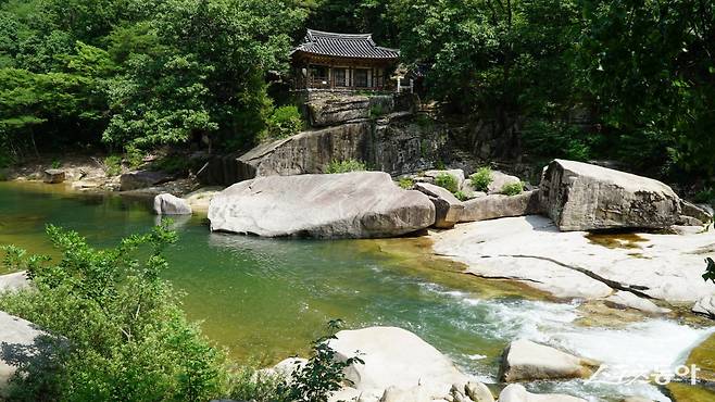 괴산 화양구곡 중에 방문 인증샷 명소로 꼽히는 제4곡 금사담. 송시열이 지은 정자 암서재와 계곡을 흐르는 맑은 물이 어우러진 모습이 한 폭의 동양화다            괴산｜김재범 기자 oldfield@donga.com