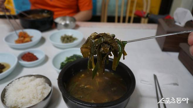 괴산 주차장식당의 올갱이 해장국. 된장을 풀고 부추 아욱 올갱이를 넣어 끓이는데 국물 맛이 얼큰 칼칼하다    괴산｜김재범 기자 oldfield@donga.com