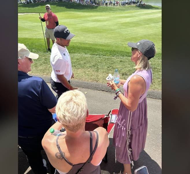 잰더 쇼플리가 최근 열린 PGA투어 트래블러스 챔피언십 대회 도중 티샷으로 갤러리를 맞힌 뒤 갤러리에게 사과하고 있다. SNS 캡처