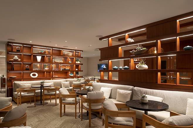 조식과 무제한 주류를 제공하는 알로힐라니 보이저 47 클럽라운지. 사진제공|팜투어