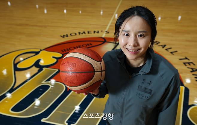 여자농구 인천 신한은행 최윤아 감독이 24일 경기 용인시 신한은행 블루캠퍼스에서 경향신문과 인터뷰를 하고 있다. 2025.06.24 권도현 기자