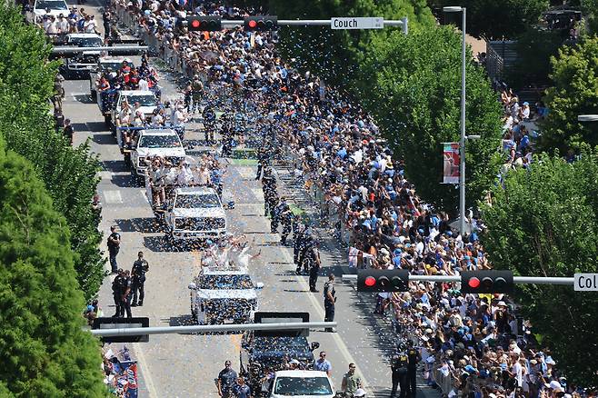 오클라호마시티 선수들이 25일 진행된 우승 카퍼레이드에서 수많은 시민의 축하를 받고 있다. Imagn Images연합뉴스
