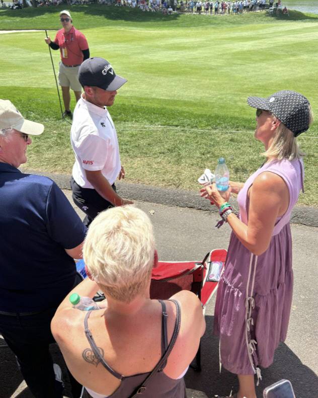 잰더 쇼플리(왼쪽)가 최근 열린 PGA투어 트래블러스 챔피언십 대회 도중 티샷으로 갤러리를 맞힌 뒤 갤러리에게 사과하고 있다. SNS 캡처