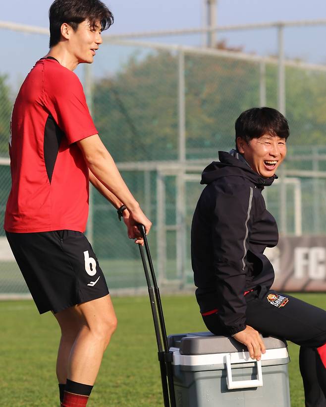 FC서울 기성용(왼쪽)이 2024년 10월 31일 포항전을 앞두고 진행한 훈련도중 김기동 감독과 웃으며 대화하고 있다. FC서울 제공