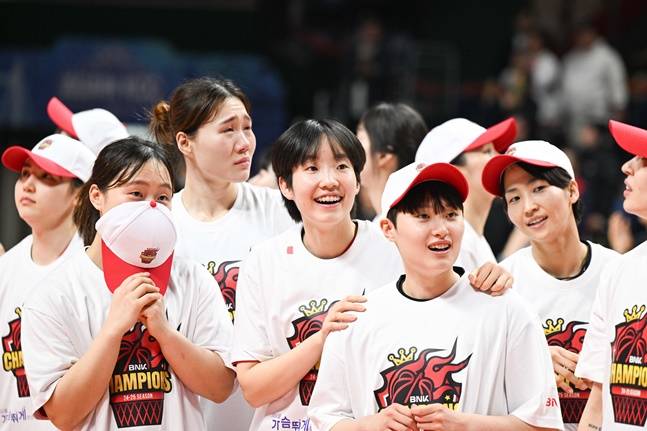 BNK 김정은(가운데)이 챔피언결정전 우승 후 기뻐하고 있다. /사진=WKBL 제공