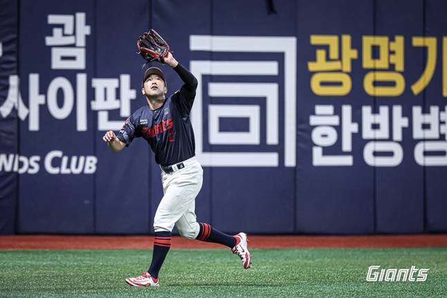 롯데 전준우가 좌익수 수비를 소화하고 있다. /사진=롯데 자이언츠 제공
