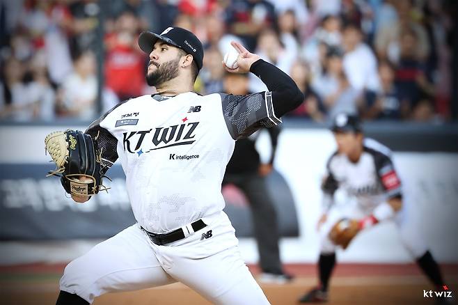 6월 24일 오후 수원 KT위즈파크에서 열린 2025 신한 SOL Bank KBO리그 KT 위즈와 LG 트윈스의 경기, KT 배정대가 1회초 정확한 홈 보살로 실점을 틀어막았다. KT 위즈