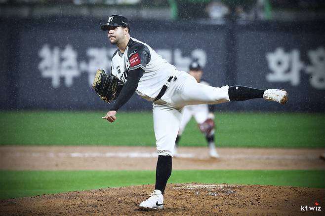 KT 위즈 선발투수 엔마누엘 데 헤이수스가 24일 수원 LG 트윈스전에 등판해 폭우 속 투구하고 있다. KT 위즈
