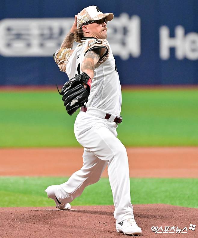 키움 히어로즈의 대체 외국인 투수 라클란 웰스가 25일 서울 구로구 고척스카이돔에서 열린 '2025 신한 SOL Bank KBO리그' KIA 타이거즈와의 홈 경기에서 공을 힘차게 뿌리고 있다. 웰스는 부상으로 재활 선수 명단에 등록된 케니 로젠버그의 공백을 일시적으로 메우기 위해 키움과 6주 계약을 체결했다. 고척, 김한준 기자