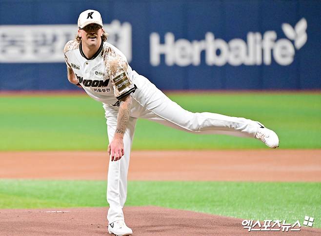 키움 히어로즈의 대체 외국인 투수 라클란 웰스가 25일 서울 구로구 고척스카이돔에서 열린 '2025 신한 SOL Bank KBO리그' KIA 타이거즈와의 홈 경기에서 공을 힘차게 뿌리고 있다. 웰스는 부상으로 재활 선수 명단에 등록된 케니 로젠버그의 공백을 일시적으로 메우기 위해 키움과 6주 계약을 체결했다. 고척, 김한준 기자