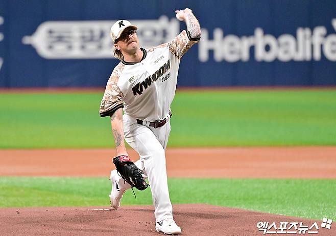 키움 히어로즈의 대체 외국인 투수 라클란 웰스가 25일 서울 구로구 고척스카이돔에서 열린 '2025 신한 SOL Bank KBO리그' KIA 타이거즈와의 홈 경기에서 공을 힘차게 뿌리고 있다. 웰스는 부상으로 재활 선수 명단에 등록된 케니 로젠버그의 공백을 일시적으로 메우기 위해 키움과 6주 계약을 체결했다. 고척, 김한준 기자