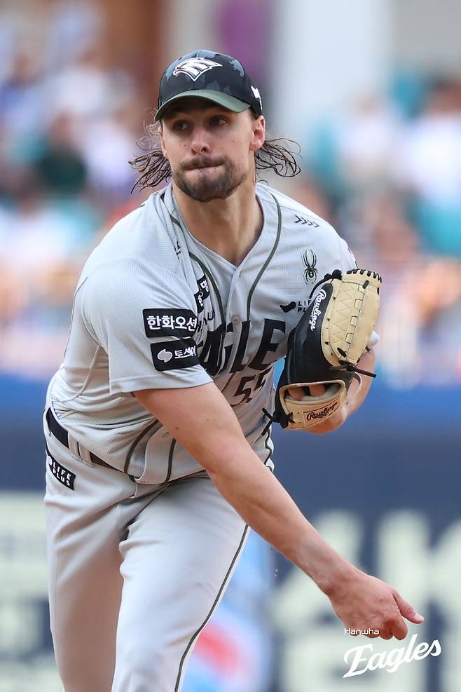 한화 이글스 라이언 와이스는 25일 대구삼성라이온즈파크에서 열린 2025 신한 SOL Bank KBO리그 삼성 라이온즈와의 원정경기에서 선발투수로 등판했으나 3이닝 6피안타(1피홈런) 2사사구 1탈삼진 5실점(3자책점)을 기록하고 교체됐다. 한화 이글스