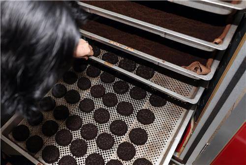 건조 중인 커피찌꺼기 (전주=연합뉴스) 나보배 기자 = 지난 16일 전북 전주시 전주효자시니어클럽 작업장에서 한 참여자가 커피박(커피찌꺼기)을 건조기에 정리하고 있다. 2025.6.16