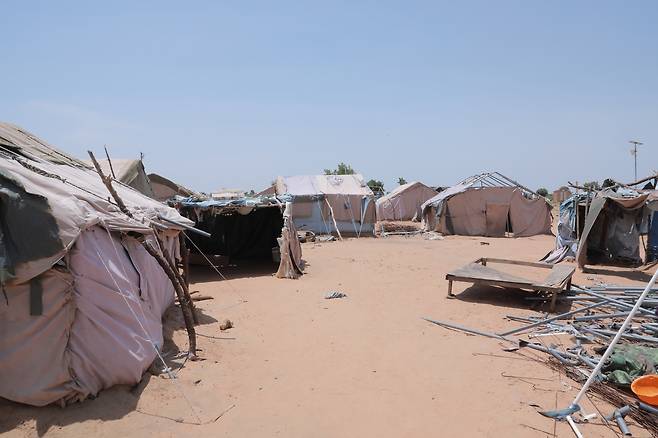 카메룬 최북단주 야구아의 실향민 텐트촌 (야구아<카메룬>=연합뉴스) 전석우 기자 = 지난 12일(현지시간) 카메룬 최북단주 야구아의 국내 실향민 텐트촌. 2025.6.25 jujitsusw@yna.co.kr