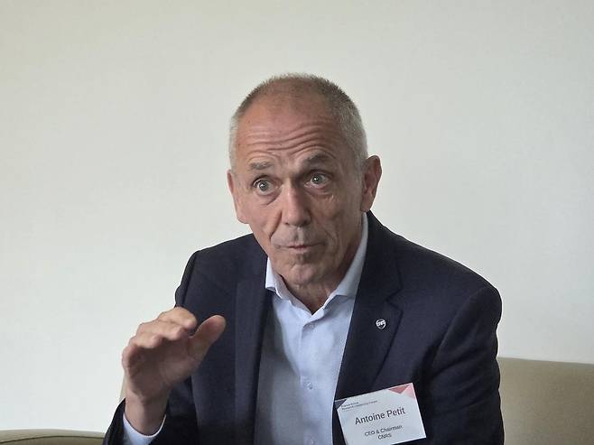 인터뷰하는 앙투안 프티 프랑스 국립과학원장 [IBS 제공. 재판매 및 DB 금지]