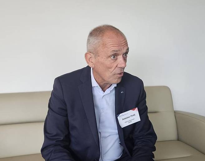 인터뷰하는 앙투안 프티 프랑스 국립과학연구원장 [촬영 조승한]