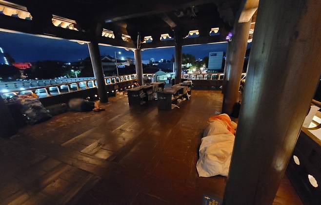 청연루에서 잠을 청한 취객들 [촬영 : 김동철]