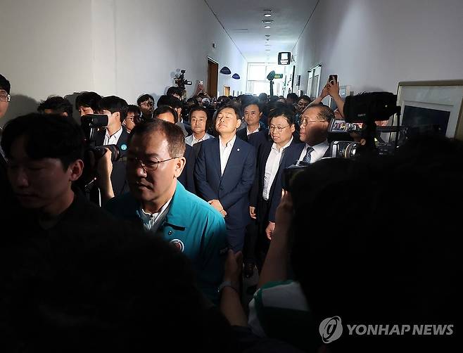 생각에 잠긴 김관영 전북도지사 (완주=연합뉴스) 나보배 기자 = 전북자치도 완주군청에서 '도민과의 대화'가 예정됐던 25일, 김관영 전북도지사가 '완주·전주 통합'을 반대하는 군민들의 거센 항의를 받고 있다. 2025.6.25 warm@yna.co.kr