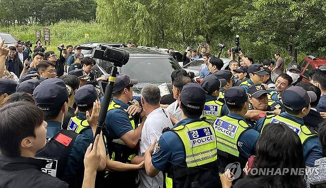전북도지사 차 가로막는 완주군민들 (완주=연합뉴스) 임채두 기자 = 김관영 전북자치도지사가 완주군청을 방문한 25일 '완주·전주 통합'을 반대하는 완주군민들이 김 지사가 탄 차량을 가로막고 있다. 2025.6.25 doo@yna.co.kr