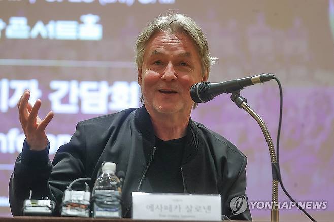 인사말하는 에사페카 살로넨 지휘자 (서울=연합뉴스) 류효림 기자 = 에사페카 살로넨 지휘자가 25일 서울 서초구 서울문화예술교육센터서초에서 열린 '에사페카 살로넨 & 뉴욕 필하모닉 with 크리스티안 짐머만' 공연 기자간담회에서 인사말을 하고 있다. 2025.6.25 ryousanta@yna.co.kr