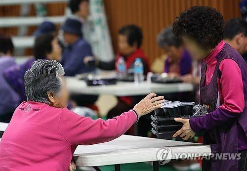 음식이 아닌 희망을 전달 (청송=연합뉴스) 김도훈 기자 = 28일 오전 청도군 청송읍 청송국민체육센터에 마련된 대피소에서 자원봉사자가 피해 주민에게 아침 식사를 전달하고 있다. 2025.3.28
    superdoo82@yna.co.kr
(끝)