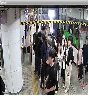 범행 전날 장소 물색하는 지하철 5호선 방화범 (서울=연합뉴스) 서울남부지검 '지하철 5호선 방화 사건' 전담수사팀(팀장 손상희 부장검사)은 25일 살인미수와 현존전차방화치상, 철도안전법 위반 혐의로 원모(67)씨를 구속기소 했다고 밝혔다. 경찰 단계에서는 없었던 살인미수 혐의 등이 추가 적용됐다. 사진은 범행 전날 장소를 물색하는 방화범 원모씨. 2025.6.25  [서울남부지검 제공. 재판매 및 DB 금지] photo@yna.co.kr