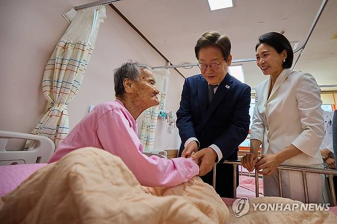 소록도병원 방문한 이재명 대통령 부부 (서울=연합뉴스) 이재명 대통령과 김혜경 여사가 25일 전남 고흥군 국립소록도병원에서 한 환자를 위로하고 있다. 2025.6.25 [대통령실 제공. 재판매 및 DB 금지] photo@yna.co.kr