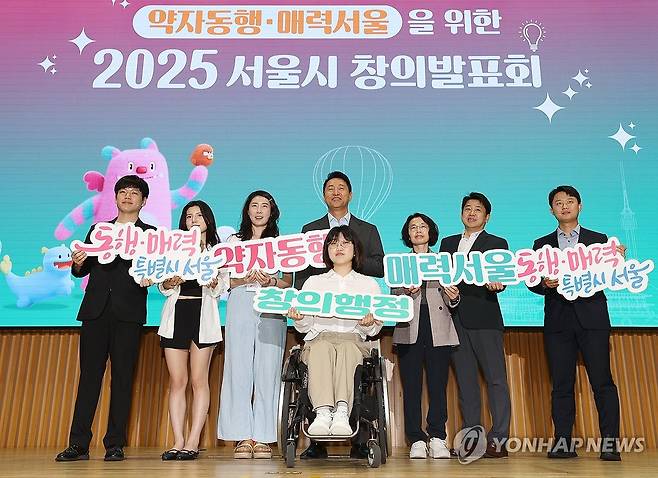 서울시, 창의발표회 개최 (서울=연합뉴스) 이재희 기자 = 25일 서울시청에서 열린 '2025 서울시 창의발표회'에서 오세훈 서울시장과 참석자들이 기념촬영을 하고 있다. 2025.6.25 scape@yna.co.kr