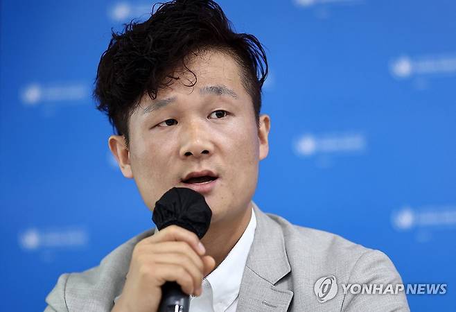 발언하는 북한 이탈주민 (서울=연합뉴스) 윤동진 기자 = 25일 서울글로벌센터에서 열린 '유엔 북한인권서울사무소, 피해자 및 증인이 바라보는 지난 10년 간의 조선민주주의인민공화국 내 인권 상황' 공개세션에서 북한 이탈주민이 발언하고 있다. 2025.6.25 mon@yna.co.kr