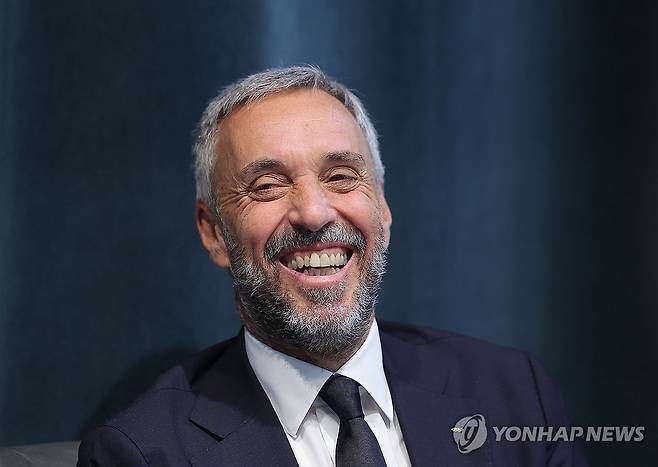 안드레아 바르니에르 밀라노·코르티나 동계올림픽 조직위 CEO (서울=연합뉴스) 류영석 기자 = 25일 2026 밀라노·코르티나담페초 동계 올림픽 및 패럴림픽 공식 설명회가 열린 서울 강남구 가로수길 하이스트리트이탈리아에서 안드레아 바르니에르 밀라노·코르티나담페초 동계 올림픽 조직위원회 CEO가 연합뉴스와 인터뷰를 하고 있다. 2025.6.25 ondol@yna.co.kr