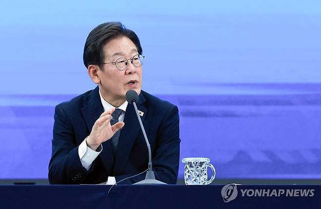 광주·전남 타운홀미팅 발언하는 이재명 대통령 (광주=연합뉴스) 홍해인 기자 = 이재명 대통령이 25일 광주광역시 국립아시아문화전당에서 열린 '광주시민·전남도민 타운홀미팅'에 참석해 발언하고 있다. 2025.6.25 [대통령실통신사진기자단] hihong@yna.co.kr