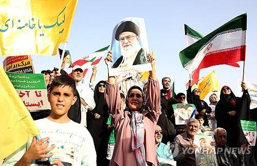 하메네이 초상화 들고 시위중인 이란 테헤란 시민들 [EPA 연합뉴스 자료사진. 재판매 및 DB 금지]