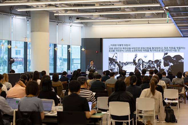 '문학번역의 미래-AI 시대 인간번역의 가치' 정책토론회 문화체육관광부와 한국문학번역원이 25일 오후 서울 서대문구 모두예술극장에서 개최한 '문학번역의 미래-AI 시대 인간번역의 가치' 정책토론회에서 김현택 한국외대 명예교수가 발제하고 있다. [한국문학번역원 제공. 재판매 및 DB 금지]