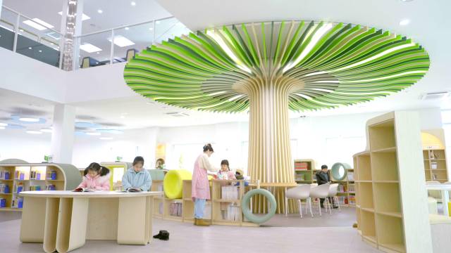 괴산 군립도서관이 개관 3개월만에 누적 방문객 4만명을 돌파했다. 사진은 도서관을 이용하고 있는 아이들 모습. 괴산군 제공