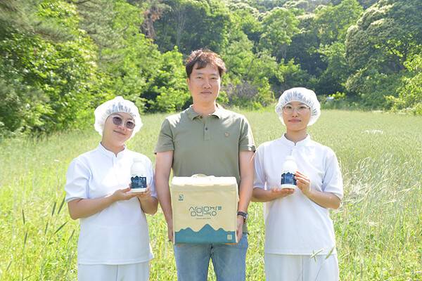 손현윤(가운데) 대표와 동생 손현정(왼쪽) 씨, 손 대표 아내 이윤미(오른쪽) 씨가 삼민목장 요거트를 들고 있다. /김태섭 기자