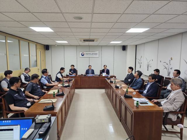 대구시내버스 노사가 25일 오후 경북지방노동위원회에서 열린 임금 협상에서 6시간 가량의 회의 끝에 합의에 성공했다. 대구시버스노동조합