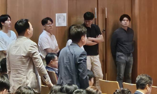 대구 도시철도망 구축계획에 불만을 표출하는 대구 서구의원의 모습. /김재욱기자