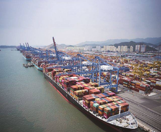 부산항 신항에 접안한 컨테이너선. 부산일보DB