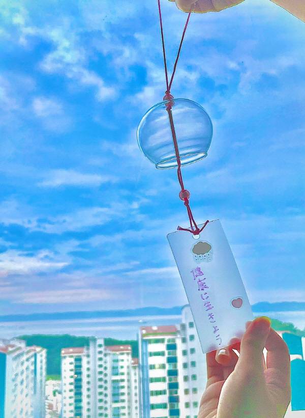 학생이 세계시민반 동아리 시간의 일본 문화 체험 활동 중 직접 제작한 후우링을 들어 보이고 있다.