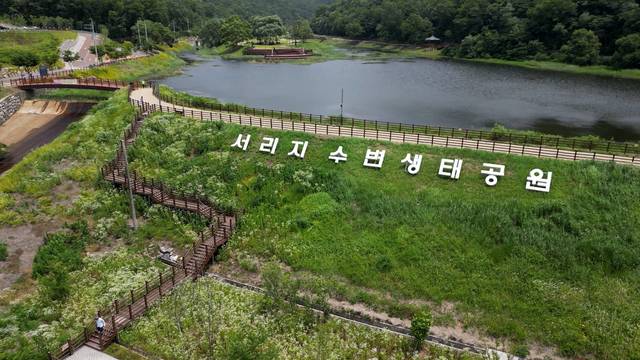 서리지 수변 생태공원은 대구 3호선 종점에서 약간 걸어가면 만날 수 있다. 서리지 못 주변 경관을 개발하여 도심속 힐링 명소로 재탄생시켰다. 서리지 영상 캡처.