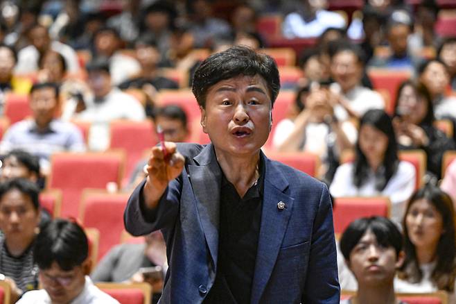 26일 대구 북구 iM뱅크 제2본점 대강당에서 열린 '도시철도망 구축계획 주민공청회'에서 김종일 대구서구의회 의원이 서구 노선 반영을 촉구하며 강하게 발언하고 있다. 대구광역시가 주최한 이날 공청회는 철도 소외 지역 주민들의 관심 속에 치열한 질의응답이 이어졌다. 이현덕기자 lhd@yeongnam.com