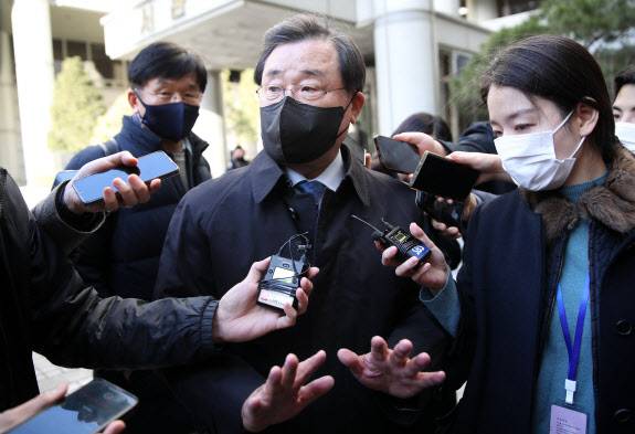 ‘세월호 특조위 활동 방해’ 혐의로 재판에 넘겨진 이병기 전 청와대 비서실장이 지난 2023년 2월 1일 오후 서울 서초구 서울중앙지방법원에서 열린 1심 선고 공판에서 무죄를 선고 받고 법원을 나서고 있다.(사진=뉴시스)