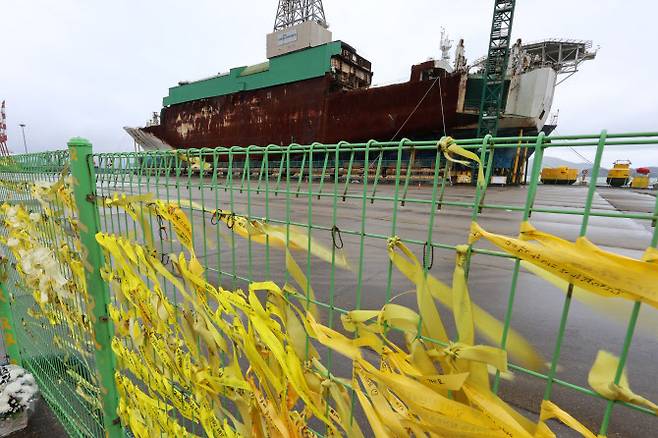 세월호 참사 10주기를 하루 앞둔 지난해 4월 15일 전남 목포신항에 노란 리본이 나부끼고 있다. (사진=연합뉴스)