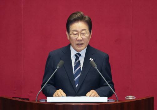 이재명 대통령이 26일 서울 여의도 국회 본회의장에서 정부의 2차 추가경정예산안 제출과 관련해 첫 시정연설을 하고 있다. [국회사진기자단]