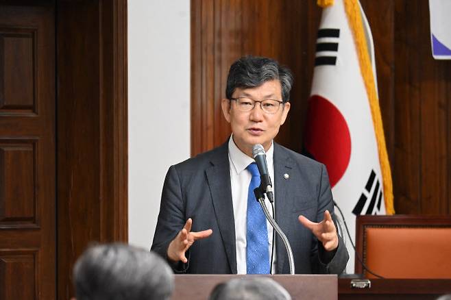 26일 국회도서관에서 열린 ‘새정부에게 바라는 금융개혁의 방향과 쟁점’ 세미나에서 김남근 더불어민주당 의원이 인사말을 하고 있다.(사진=김남근 의원실)