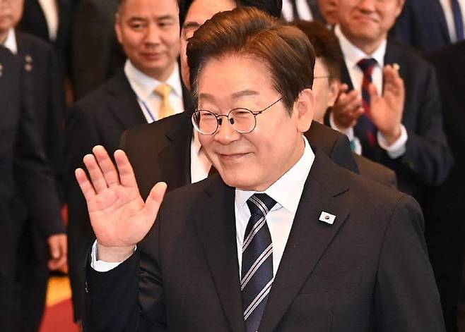 이재명 대통령이 26일 서울 여의도 국회에서 열린 추가경정예산안 시정연설을 마친 뒤 국회를 나서며 국회 직원들과 인사하고 있다.  (사진=뉴스1)
