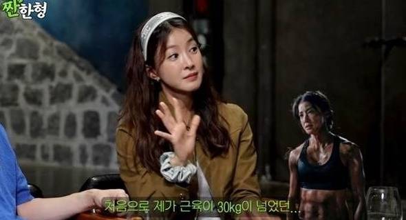 고강도 운동으로 근육이 30kg를 넘기도 했다는 이시영. [사진=유튜브 캡처]