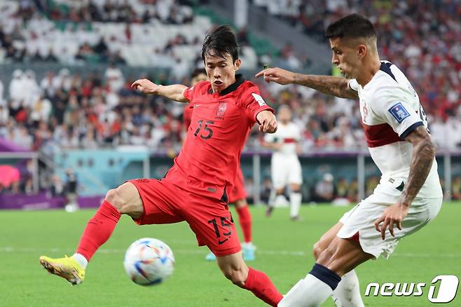 2일 오후(현지시간) 카타르 알라이얀 에듀케이션 시티 스타디움에서 열린 2022 카타르 월드컵 조별리그 H조 3차전 대한민국과 포르투갈의 경기에서 대한민국 김문환이 상대공격을 막아내고 있다. 2022.12.3/뉴스1 ⓒ News1 이동해 기자